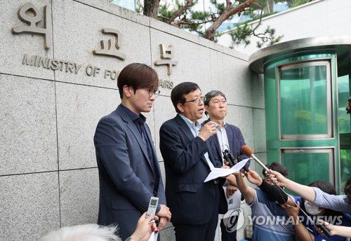 일제 강제징용 배상 관련 민관협의회 참석하는 피해자 대리인단 회견(서울=연합뉴스) 김승두 기자 = 4일 오후 조현동 외교부 1차관 주재로 첫 회의가 열리는 일제 강제 징용 피해자 배상 관련 민관협의회에 참석하는 강제동원 소송 피해자 대리인단과 지원단이 서울 종로구 도렴동 외교부 청사 입구에서 입장을 밝히는 기자회견을 하고 있다. 2022.7.4 kimsdoo@yna.co.kr