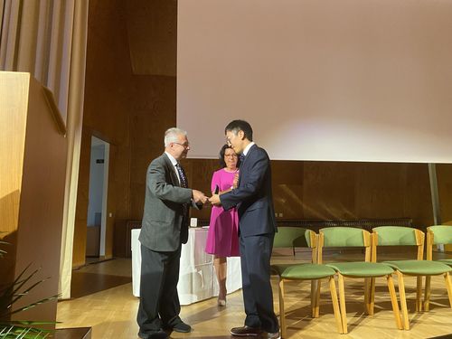 필즈상받는 허준이 교수(오른쪽)(헬싱키=연합뉴스) 김정은 특파원 = 5일(현지시간) 필즈상을 받은 허준이 프린스턴대 교수 겸 한국 고등과학원 석학교수. 2022.7.5 kje@yna.co.kr