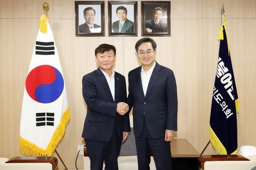 김동연 경기도지사(오른쪽), 도의회 민주당 남종섭 대표의원 회담[경기도의회 제공. 재판매 및 DB 금지]