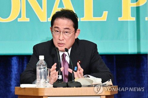 기시다, 한일정상회담 질문에 "미정…국가간 약속 준수가 기본"(도쿄 로이터=연합뉴스) 일본 집권 자민당을 이끄는 기시다 후미오 총리가 내달 10일 실시될 참의원 선거를 앞두고 21일 도쿄 소재 일본기자클럽에서 열린 9개당 당수 토론회에서 발언하고 있다. 기시다 총리는 북대서양조약기구(NATO·나토) 정상회의를 계기로 성사 여부가 주목받는 한일정상회담에 대한 질문에 "구체적으로 정해진 것이 없으며 국가 간의 약속을 지키는 것이 대화의 기본"이라는 견해를 표명했다. 2022.6.21 leekm@yna.co.kr