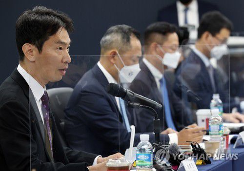 발언하는 이복현 금감원장(서울=연합뉴스) 이지은 기자 = 이복현 금융감독원장(왼쪽)이 5일 오전 서울 중구 여신금융협회에서 열린 여신전문금융사 최고경영자 간담회에서 발언하고 있다. 이날 이 금감원장은 카드사와 캐피탈사에 금융 소비자를 위해 금리인하요구권 제도를 활성화해 고객의 금리 부담을 줄여야 한다고 강조했다. 2022.7.5 jieunlee@yna.co.kr