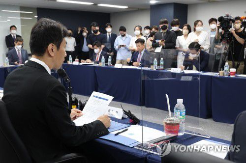 이복현, 여신전문금융사 최고경영자 간담회서 발언(서울=연합뉴스) 이지은 기자 = 이복현 금융감독원장이 5일 오전 서울 중구 여신금융협회에서 열린 여신전문금융사 최고경영자 간담회에서 발언하고 있다. 이날 이 금감원장은 카드사와 캐피탈사에 금융 소비자를 위해 금리인하요구권 제도를 활성화해 고객의 금리 부담을 줄여야 한다고 강조했다. 2022.7.5 jieunlee@yna.co.kr