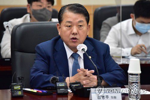 발언하는 김병주 TF 단장(인천=연합뉴스) 더불어민주당 서해 공무원 사망사건 TF 김병주 단장이 5일 오전 인천시 연수구 해양경찰청을 찾아 정봉훈 해경청장 등 간부들을 상대로 서해 공무원 사망사건과 관련해 발언하고 있다. 2022.7.5 [국회사진기자단] uwg806@yna.co.kr