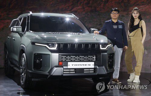 쌍용자동차 SUV 토레스 출시(영종도=연합뉴스) 류효림 기자 = 정용원 쌍용자동차 관리인이 5일 인천 영종도 네스트 호텔에서 열린 쌍용자동차 SUV 토레스 언론공개 행사에서 차량을 소개하고 있다. 2022.7.5 ryousanta@yna.co.kr