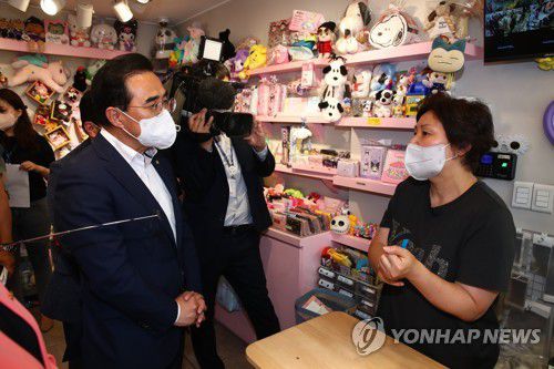 홍대거리 찾은 박홍근(서울=연합뉴스) 더불어민주당 박홍근 원내대표가 5일 서울 마포구 홍대거리 한 가게에서 상점 주인과 대화하고 있다. 2022.7.5 [국회사진기자단] uwg806@yna.co.kr