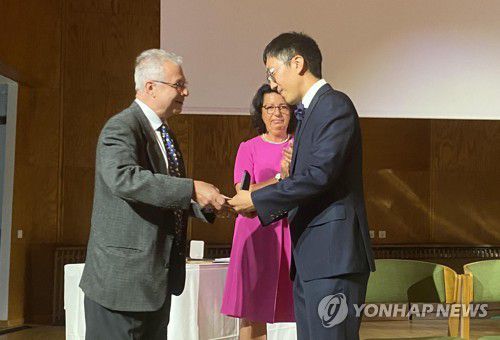 필즈상 받는 허준이 교수(헬싱키=연합뉴스) 김정은 특파원 = 5일(현지시간) 핀란드 헬싱키 알토대학교에서 허준이 프린스턴대 교수 겸 한국 고등과학원 석학교수가 '수학 노벨상' 필즈상을 수상하고 있다.       2022.7.5 kje@yna.co.kr