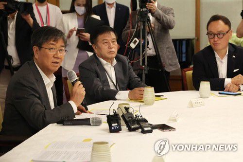 첫 고위 당정 협의회서 발언하는 김대기 비서실장(서울=연합뉴스) 김승두 기자 = 김대기 대통령 비서실장이 6일 서울 종로구 삼청동 총리공관에서 열린 윤석열 정부 첫 고위 당정 협의회에서 발언하고 있다. 이날 여당에서는 이준석 대표와 권성동 원내대표, 한기호 사무총장, 성일종 정책위의장, 정부에서는 한덕수 국무총리와 추경호 경제부총리, 방문규 국무조정실장, 대통령실에서는 김대기 대통령 비서실장과 이진복 정무수석, 최상목 경제수석이 참석했다. 2022.7.6 kimsdoo@yna.co.kr