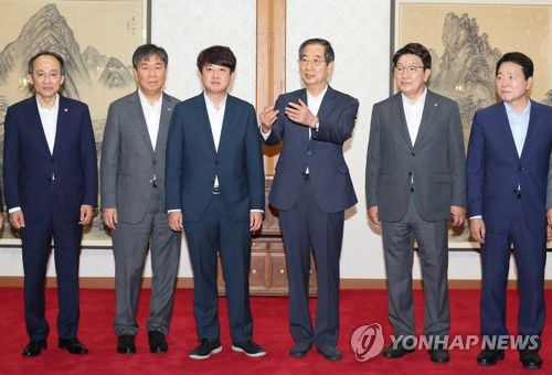 환담하는 당정(서울=연합뉴스) 김승두 기자 = 6일 서울 종로구 삼청동 총리공관에서 열린 윤석열 정부 첫 고위 당정 협의회에서 참석자들이 회의에 앞서 대화하고 있다. 왼쪽부터 추경호 경제부총리 겸 기획재정부 장관, 김대기 대통령 비서실장, 이준석 대표, 한덕수 총리, 권성동 원내대표, 성일종 정책위의장. 2022.7.6 kimsdoo@yna.co.kr