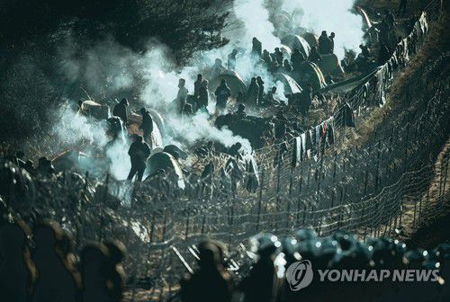 작년 11월 폴란드-벨라루스 국경서 노숙하는 중동 이주민들[로이터 연합뉴스 자료사진. DB 및 재판매 금지]