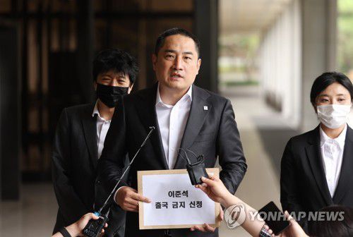 강용석, 이준석 대표 출국금지 요청(서울=연합뉴스) 신준희 기자 = 강용석 경기도지사 무소속 후보가 30일 서울 서초구 서울중앙지검 앞에서 '성 상납 의혹'과 관련 국민의힘 이준석 대표의 출국금지를 요청하는 기자회견을 하고 있다. 2022.5.30 hama@yna.co.kr