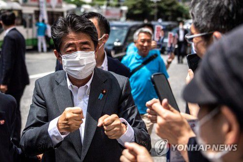 참의원 선거 유세하는 아베 전 日 총리(도쿄 AFP=연합뉴스) 내달 10일에 열리는 일본 참의원 선거를 앞두고 아베 신조 전 총리가 22일 도쿄에서 자유민주당 후보 아사히 켄타로의 선거 운동을 돕고 있다. 이날 참의원 선거가 공시되면서 참의원 125명 선출을 위한 본격 유세전이 시작됐다. 2022.06.22 ddy04002@yna.co.kr