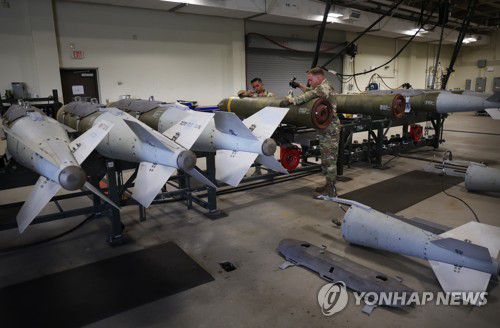 GBU-31 정밀유도탄 점검 중(군산=연합뉴스) 신준희 기자 = 7일 미 군산기지 제8전투비행단에서 군인들이 GBU-31 Version-3 JDAM 정밀유도탄을 점검하고 있다. 2022.7.7 hama@yna.co.kr