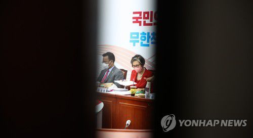 이준석 징계 심의 앞둔 국민의힘 윤리위(서울=연합뉴스) 이정훈 기자 = 국민의힘 이양희 윤리위원장이 7일 오후 국회에서 열린 이준석 대표의 '성 상납 증거 인멸 교사' 의혹에 대한 당 중앙윤리위원회의에 참석해 있다. 2022.7.7 [공동취재] uwg806@yna.co.kr