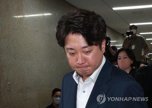 윤리위 출석하는 이준석(서울=연합뉴스) 이정훈 기자 = 국민의힘 이준석 대표가 7일 저녁 국회 당 대회의실에서 열린 중앙윤리위원회의에 출석하고 있다. 2022.7.7 [공동취재] uwg806@yna.co.kr