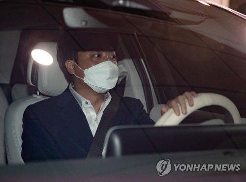 직접 차 몰고 국회 나서는 이준석(서울=연합뉴스) 이정훈 기자 = 중앙윤리위원회에 출석해 '성 상납 증거인멸 교사' 의혹에 대해 소명한 국민의힘 이준석 대표가 8일 국회를 나서고 있다. 2022.7.8 [공동취재] uwg806@yna.co.kr