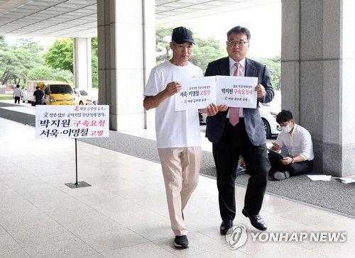 북 피살 공무원 유족, 박지원 구속요청(서울=연합뉴스) 이지은 기자 = 2020년 9월 북한군에 피살된 해양수산부 서해어업관리단 소속 공무원 고(故) 이대준 씨의 형 이래진 씨(왼쪽)와 유족 측 김기윤 변호사가 8일 오전 서울 서초구 중앙지검 앞에서 박지원 전 국가정보원장에 대한 구속 요청 의견서 및 서욱 전 국방부 장관과 이영철 전 합참 정보본부장에 대한 직권남용 등 혐의 고발장을 접수하기 위해 민원실로 향하고 있다. jieunlee@yna.co.kr