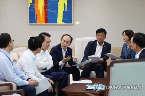 비상경제민생회의 앞서 대화하는 윤석열 대통령(서울=연합뉴스) 윤석열 대통령이 8일 오전 서울 용산 대통령실 청사에서  제1차 비상경제민생회의에 앞서 추경호 경제부총리 겸 기획재정부 장관 등 회의 참석자들과 대화하고 있다.   2022.7.8 [대통령실 제공, 재판매 및 DB 금지] seephoto@yna.co.kr