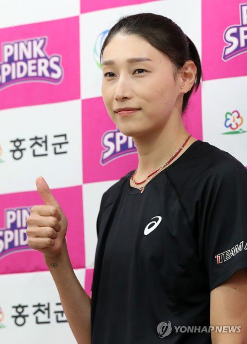 김연경, 돌아온 배구여제(홍천=연합뉴스) 양지웅 기자 = '배구여제' 김연경(34)이 8일 강원 홍천군 종합운동장에서 열린 흥국생명 핑크스파이더스 복귀 기자회견에 참석해 포즈를 취하고 있다. 2022.7.8 yangdoo@yna.co.kr