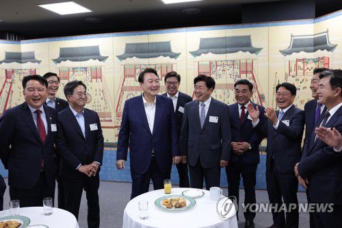 민선 8기 시도지사와 환담하는 윤석열 대통령(서울=연합뉴스) 서명곤 기자 = 윤석열 대통령이 8일 오후 서울 용산 대통령실 청사에서 열린 제1차 민선 8기 시·도지사 간담회에 앞서 김동연 경기도지사, 오영훈 제주특별자치도지사, 박형준 부산시장 등과 환담하고 있다. 2022.7.8 [대통령실 제공. 재판매 및 DB금지] seephoto@yna.co.kr