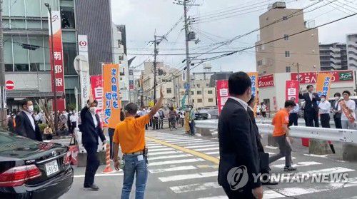 피격 직전 유세 현장에서 손 흔드는 아베 전 일본 총리(나라 로이터=연합뉴스) 아베 신조 전 일본 총리가 8일 피격 직전 나라현의 참의원 선거 지원 유세 현장에 도착하며 시민들에게 손을 흔들고 있다. [ TWITTER@MAKICHANMAN37 동영상 캡처. 재판매 및 DB 금지] 2022.7.8 jsmoon@yna.co.kr