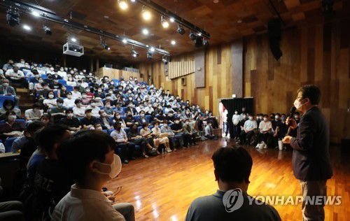 대구서 북콘서트 연 유승민(대구=연합뉴스) 박세진 기자 = 유승민 국민의힘 전 의원이 9일 대구 수성구 매호동 아트센터달에서 자신의 저서 '야수의 본능으로 부딪쳐라' 북콘서트를 진행하고 있다. 2022.7.9 psjpsj@yna.co.kr