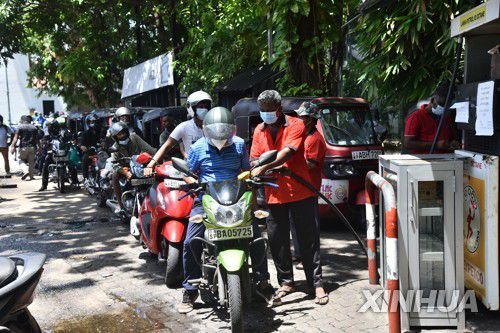 주유를 위해 대기 중인 스리랑카 콜롬보의 오토바이들[신화 연합뉴스 자료사진]