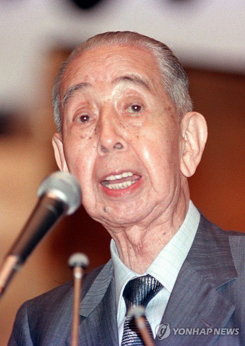 일본 아베 총리의 외조부 기시 노부스케 전 총리(도쿄 교도=연합뉴스) 아베 신조 전 총리의 외조부인 기시 노부스케(1896∼1987) 전 총리. 사진은 기시 전 총리가 1986년 5월3일 일본 도쿄 지요다구 공회당에서 열린 '자주헌법 제정 국민대회'에서 인사말을 하는 모습.