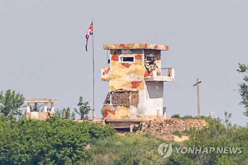 초소 위의 북한군(파주=연합뉴스) 임병식 기자 = 10일 경기도 파주시 접경지역에서 바라본 임진강변 북측 초소에서 북한군이 근무하고 있다. 2022.5.10 andphotodo@yna.co.kr