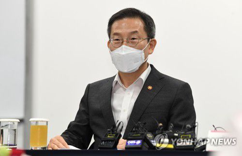 과학기술정부통신부 장관 발언(서울=연합뉴스) 신준희 기자 = 이종호 과학기술정보통신부 장관이 11일 오후 서울 중구 대한상공회의소에서 열린 통신3사 CEO 간담회에 참석해 발언을 하고 있다. 2022.7.11 [공동취재] hama@yna.co.kr