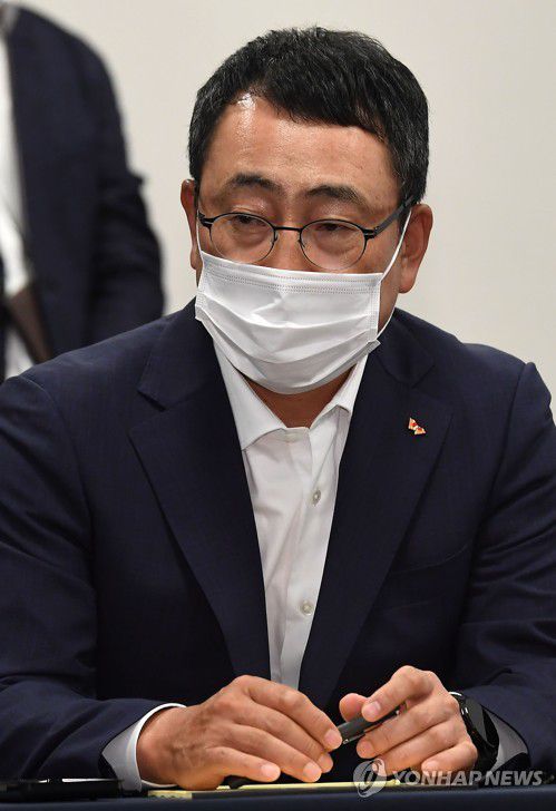 간담회 참석한 유영상 SK텔레콤 대표(서울=연합뉴스) 신준희 기자 =유영상 SK텔레콤 대표가 11일 오후 서울 중구 대한상공회의소에서 열린 통신3사 CEO 간담회에 참석해 이종호 과학기술정보통신부 장관의 발언을 듣고 있다. 2022.7.11 [공동취재] hama@yna.co.kr