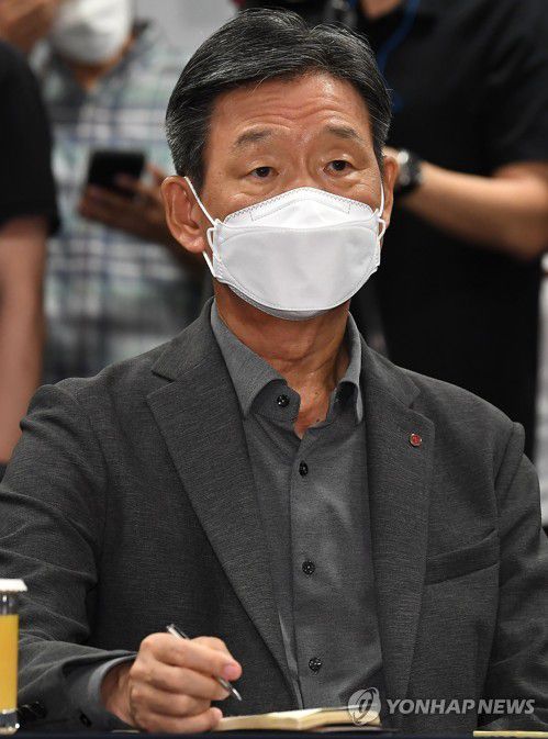 간담회 참석한 황현식 LG유플러스 대표(서울=연합뉴스) 신준희 기자 = 황현식 LG유플러스 대표가 11일 오후 서울 중구 대한상공회의소에서 열린 통신3사 CEO 간담회에 참석해 이종호 과학기술정보통신부 장관의 발언을 듣고 있다. 2022.7.11 [공동취재] hama@yna.co.kr