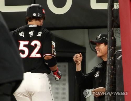 박병호를 반기는 이강철 kt 감독[연합뉴스 자료사진]