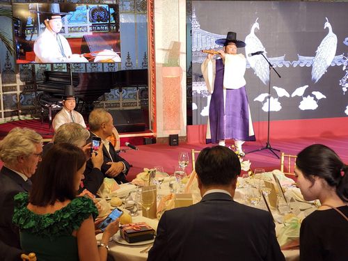 스페인 매료시킨 대금 산조 연주.(마드리드=연합뉴스) 김상훈 특파원 = 스페인 마드리드 '한국주간'(Korea Week)' 행사 중 11일 저녁(현지시간) 현지 오피니언 리더들을 초청해 연 '갈라디너'. 2022.7.11. meolakim@yna.co.kr