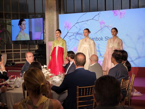 스페인에서 선보인 한복 맵시. (마드리드=연합뉴스) 김상훈 특파원 = 스페인 마드리드에서 진행중인 '한국주간'(Korea Week)' 행사 중 11일 저녁(현지시간) 현지 오피니언 리더들을 초청해 열린 '갈라디너'. 2022.7.11. meolakim@yna.co.kr