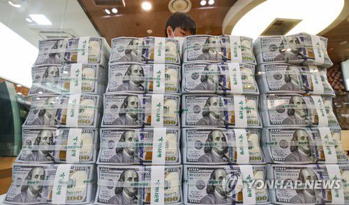 은행에 쌓인 미국 달러하나은행 본점 위변조방지센터의 모습[연합뉴스 자료사진]