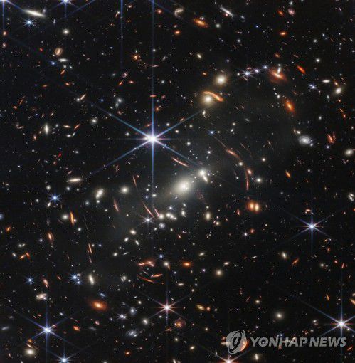 제임스웹 우주망원경이 포착한 심우주 은하단 컬러 이미지(워싱턴 로이터=연합뉴스) 미국 항공우주국(NASA)의 차세대 우주망원경인 제임스웹 우주망원경(JWST)이 찍은 'SMACS 0723' 은하단 이미지. 인류가 개발한 우주망원경 중 가장 크고 강력한 제임스웹 우주망원경을 통해 우주의 가장 깊숙한 곳을 고해상도로 촬영한 것으로 11일(현지시간) 공개됐다. 2022.7.12 jsmoon@yna.co.kr