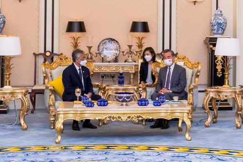 왕이 중국 외교부장(오른쪽)과 압둘라 말레이시아 국왕[중국 외교부 제공]