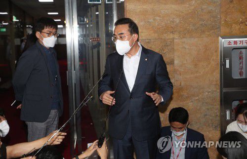 기자 질문에 답하는 박홍근 원내대표(서울=연합뉴스) 하사헌 기자 = 더불어민주당 박홍근 원내대표가 13일 오후 서울 여의도 국회 의장실에서 국민의힘 권성동 당 대표 직무대행 겸 원내대표와 비공개 원 구성 협상을 마친 뒤 의장실을 나와 기자들의 질문에 답하고 있다. 2022.7.13 [국회사진기자단] toadboy@yna.co.kr