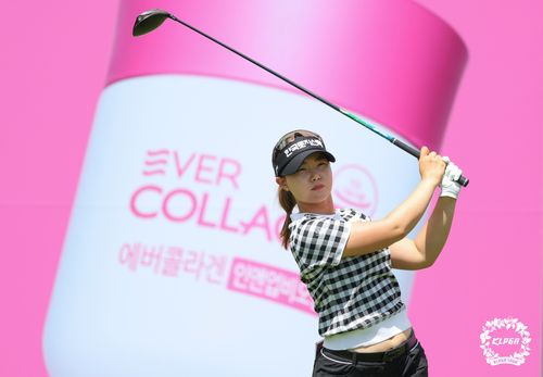 티샷한 뒤 볼의 방향을 쫓는 임희정.[KLPGA 제공. 재판매 및 DB 금지]