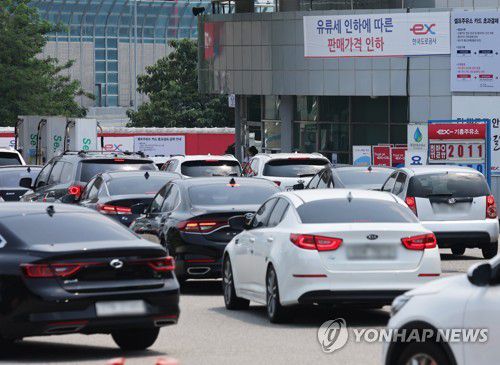 휘발유ㆍ경유 가격 상승 멈춤(용인=연합뉴스) 홍기원 기자 = 7월 첫째 주(3∼7일) 전국 주유소의 휘발유 평균 판매가격이 전주보다 20.9원 내린 L(리터)당 2천116.8원으로 집계됐다. 경유 평균 가격은 지난주보다 7.8원 내린 L당 2천150.4원을 나타냈다.      사진은 10일 오후 경기도 용인시 경부고속도로 부산방향 기흥휴게소 주유소에서 차량이 주유를 위해 줄을 서 있는 모습. 2022.7.10 xanadu@yna.co.kr