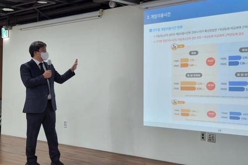 발표하는 조문석 한성대 행정학과 교수    (서울=연합뉴스) 김주환 기자 = 조문석 한성대 행정학과 교수가 15일 오후 서울 중구 CKL기업지원센터에서 게임 이용자 패널연구 결과를 발표하고 있다. 2022.7.15. jujuk@yna.co.kr