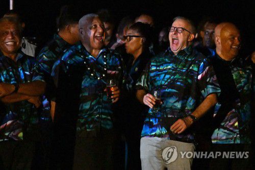 14일(현지시간) 피지에서 파안대소하는 앨버니지 호주 총리(오른쪽 2번째)[AFP=연합뉴스 자료사진. 재판매 및 DB 금지]