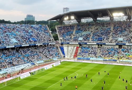 경기 시작 전 팬들이 지켜보는 가운데 몸 푸는 토트넘 선수들[촬영 최송아]