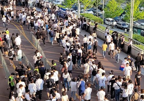 토트넘-세비야 경기 앞두고 수원월드컵경기장 입장 기다리는 팬들[촬영 최송아]