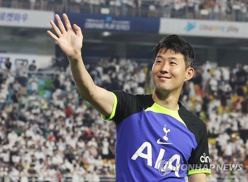 손흥민 '뜨거운 응원 고맙습니다'(수원=연합뉴스) 홍기원 기자 = 16일 경기도 수원월드컵경기장에서 열린 토트넘 홋스퍼와 세비야 FC의 친선 경기. 토트넘 손흥민이 경기가 끝난 후 팬들에게 인사하고 있다. 2022.7.16 xanadu@yna.co.kr