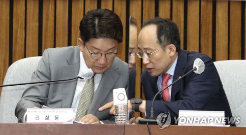 대화하는 권성동과 추경호(서울=연합뉴스) 백승렬 기자 = 국민의힘 권성동 당대표 직무대행 겸 원내대표(왼쪽)와 추경호 부총리 겸 기획재정부 장관이 18일 국회에서 열린 '2022 세제 개편안 당정협의회'에서 대화를 나누고 있다. 2022.7.18 [국회사진기자단] srbaek@yna.co.kr