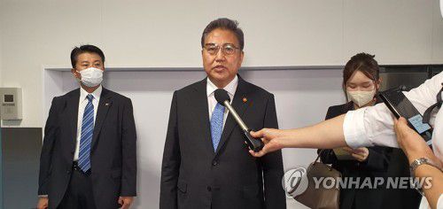 하네다공항에서 발언하는 박진 외교부 장관(도쿄=연합뉴스) 김호준 특파원 = 18일 도쿄에서 열리는 한일 외교장관 회담 참석차 일본을 방문한 박진 외교부 장관(가운데)이 입국 직후 하네다공항에서 취재진 앞에서 발언하고 있다. 2022.07.18 hojun@yna.co.kr