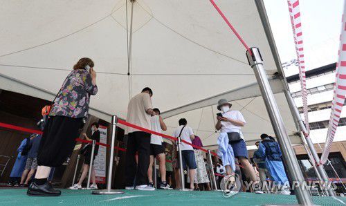 신규확진 83일 만에 최다(서울=연합뉴스) 임헌정 기자 = 7만3천582명의 신종 코로나바이러스 감염증(코로나19) 신규 확진자가 발생, 83일 만에 최다를 기록한 19일 오전 서울 송파구 보건소 선별진료소에서 시민들이 검사를 기다리고 있다. 2022.7.19 kane@yna.co.kr