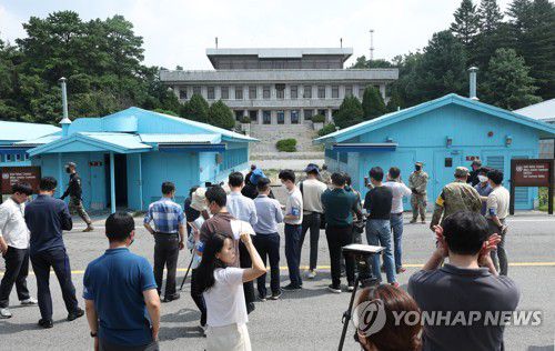 견학 재개된 판문점 취재하는 내외신 기자들(파주=연합뉴스) 이지은 기자 = 판문점 공동경비구역(JSA) 견학이 재개된 가운데 19일 경기도 파주시 판문점이 내외신 기자들로 붐비고 있다. 2022.7.19 jieunlee@yna.co.kr