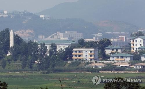 기정동 마을과 개성공단(파주=연합뉴스) 이지은 기자 = 판문점 공동경비구역(JSA) 견학이 재개된 가운데 19일 경기도 파주시 판문점 3초소에서 바라본 북한 기정동 마을 너머로 개성공단이 보이고 있다. 2022.7.19 jieunlee@yna.co.kr